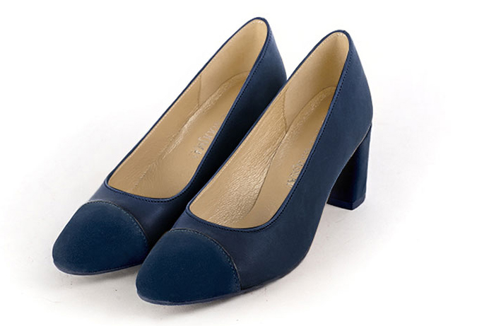 Navy blue women's dress pumps, with a round neckline. Round toe. Medium block heels. Front view - Florence KOOIJMAN